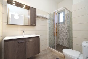 Deep soaking tub, hydromassage showerhead, free toiletries, hair dryer