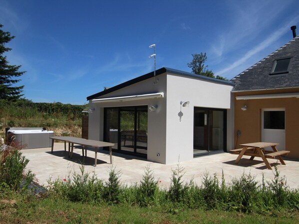 تناول الطعام بالخارج