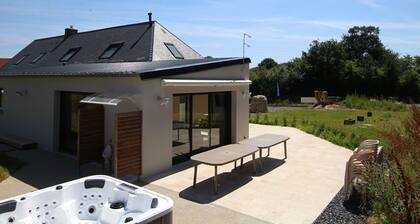 Geräumiges Ferienhaus mit Whirlpool, beheiztem Pool und gemütlichem Kamin