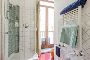 Baignoire, séchoir à cheveux, peignoirs, bidet