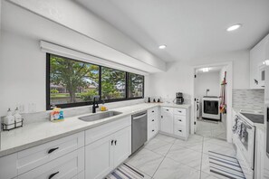 Fridge, microwave, oven, stovetop - Water lovers escape to Cape SW (Cape Coral)