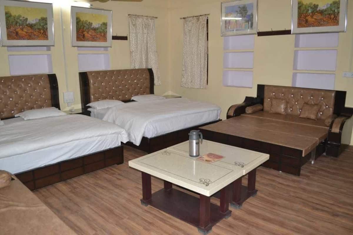 Habitación cuádruple familiar, vista al jardín | Caja de seguridad en la habitación, camas extra y ropa de cama
