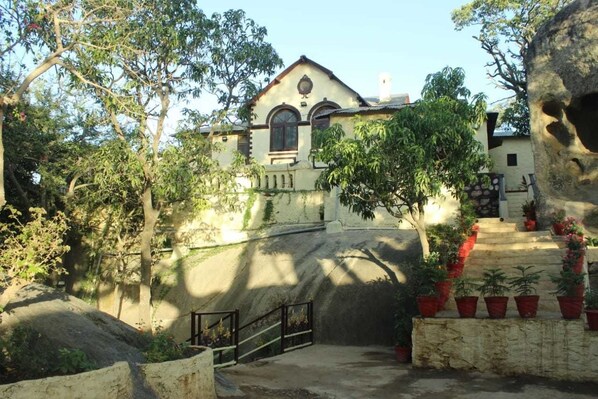 Vista frontal de la propiedad