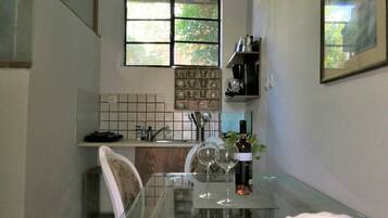 Huoneisto, 1 makuuhuone | Yksityinen keittiö | Täysikokoinen jääkaappi, liesi, kahvin-/teenkeitin, vedenkeitin