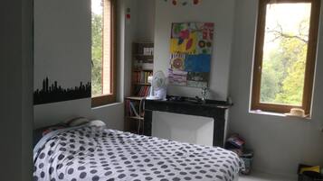 5 bedrooms, iron/ironing board, WiFi, bed sheets