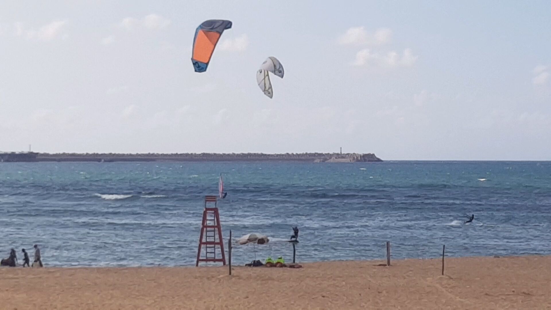 Plage, chaises longues, serviettes de plage
