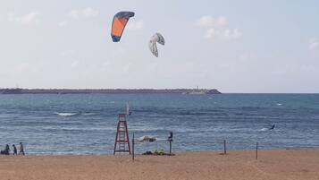 Plage, chaises longues, serviettes de plage