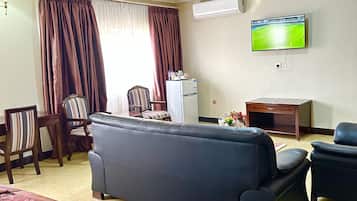 Luxury Studio Suite, City View | 1 bedroom, in-room safe, desk, laptop workspace