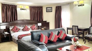 Luxury Studio Suite, City View | 1 bedroom, in-room safe, desk, laptop workspace