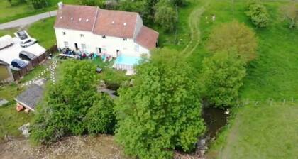 Maison nombreuses chambres piscine en été , discothèque, 14 chambres