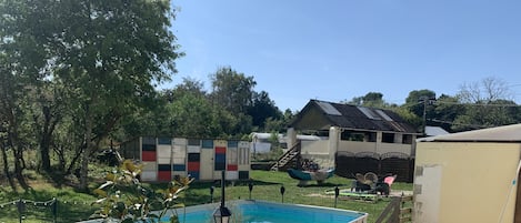 Una piscina al aire libre, una piscina climatizada