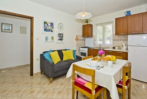 TV - Cozy Apt with a sea-view balcony, quiet area, close to center of Hvar+parking (Hvar)