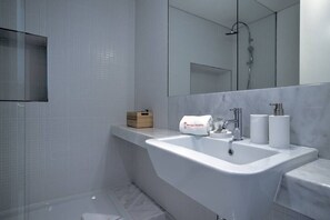 Dusche, Haartrockner, Handtücher, Toilettenpapier