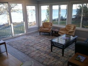 Smart-TV, Kamin, Bücher