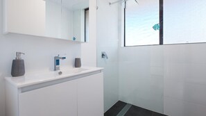 Shower - Bellevue, 7 4 Donald Street - renovated unit with air con and Wi-Fi with views & central to CBD (Nelson Bay)