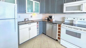Cafetera y tetera, refrigerador, microondas y horno