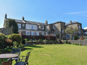 Outdoor dining - Garden View Apartment (Sneaton, near Whitby)