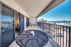Outdoor dining - Surf Song #4G - Beautiful condominium with Pool and Beach Access! (Fort Myers Beach)