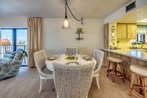 Dining - Surf Song #4G - Beautiful condominium with Pool and Beach Access! (Fort Myers Beach)