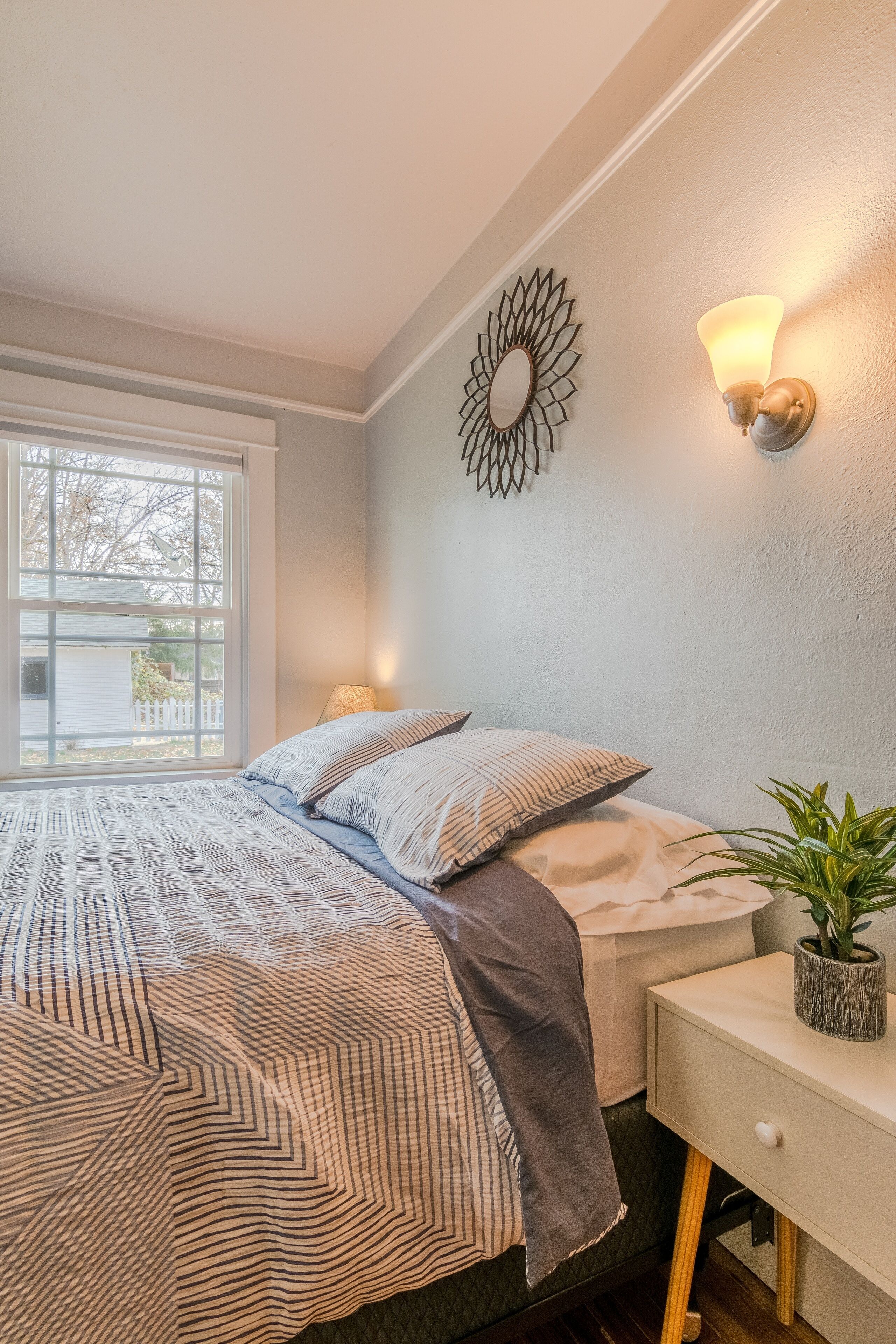 2 bedrooms, iron/ironing board, internet, bed sheets