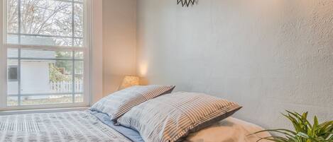 2 bedrooms, iron/ironing board, internet, bed sheets