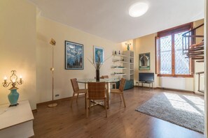 Interior - GuestHost - Cozy apartment located on the first floor of a fabulous period building equipped with a lift (not suitable for the disabled).In 50 smq of space it accommodates 2 people.This comfortable mezzanine apartment is located on the first floor of a h (Roma)