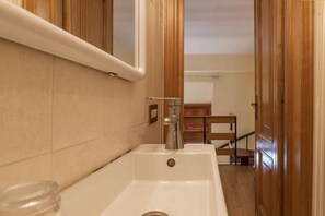 Interior - GuestHost - Cozy apartment located on the first floor of a fabulous period building equipped with a lift (not suitable for the disabled).In 50 smq of space it accommodates 2 people.This comfortable mezzanine apartment is located on the first floor of a h (Roma)