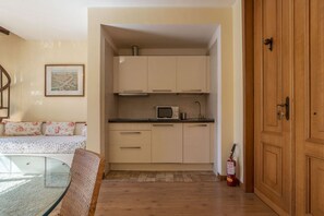 Interior - GuestHost - Cozy apartment located on the first floor of a fabulous period building equipped with a lift (not suitable for the disabled).In 50 smq of space it accommodates 2 people.This comfortable mezzanine apartment is located on the first floor of a h (Roma)