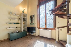 Living area - GuestHost - Cozy apartment located on the first floor of a fabulous period building equipped with a lift (not suitable for the disabled).In 50 smq of space it accommodates 2 people.This comfortable mezzanine apartment is located on the first floor of a h (Roma)