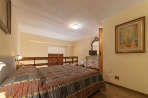 1 bedroom, iron/ironing board, WiFi, bed sheets - GuestHost - Cozy apartment located on the first floor of a fabulous period building equipped with a lift (not suitable for the disabled).In 50 smq of space it accommodates 2 people.This comfortable mezzanine apartment is located on the first floor of a h (Roma)
