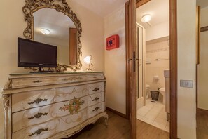Shower, hair dryer, bidet - GuestHost - Cozy apartment located on the first floor of a fabulous period building equipped with a lift (not suitable for the disabled).In 50 smq of space it accommodates 2 people.This comfortable mezzanine apartment is located on the first floor of a h (Roma)