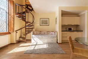 Interior - Cozy apartment located on the first floor of a fabulous period building equipped with a lift (not suitable for the disabled).In 50 smq of space it accommodates 2 people.This comfortable mezzanine apartment is located on the first floor of a historic vill (Roma)