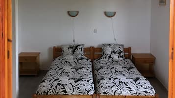 Apartamento família, várias camas, vista parcial para o mar | 2 quartos, individualmente decorados, individualmente mobiliados