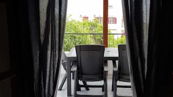 Fjölskylduíbúð - mörg rúm - sjávarsýn að hluta | 2 svefnherbergi, sérhannaðar innréttingar, sérvalin húsgögn