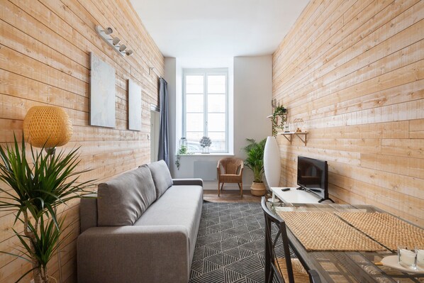 TV - Cosmic - One Bedroom Apartment, Sleeps 4 (Rennes)