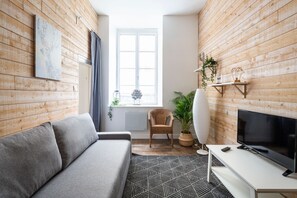 TV - Cosmic - One Bedroom Apartment, Sleeps 4 (Rennes)