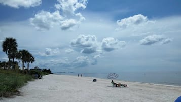 Vlak bij het strand, ligstoelen