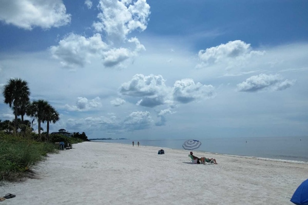 Una spiaggia nelle vicinanze, lettini da mare