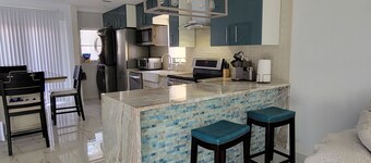 Peaceful home next to the best restaurants, BEACHES... $5 CLEANING