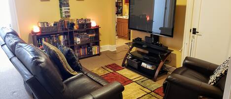 Una Smart TV, videojuegos, un reproductor de DVD, libros