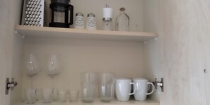 Coffee/tea maker, cookware/dishes/utensils