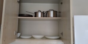 Coffee/tea maker, cookware/dishes/utensils