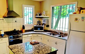 Een koelkast, een microgolfoven, een oven, een kookplaat