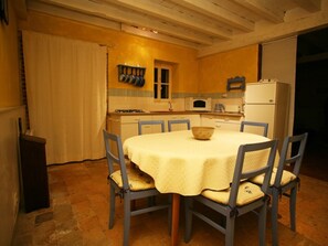 Dining - Charming cottage at the castle, Le Veurdre (Le Veurdre)