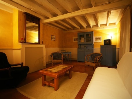 TV. Charming cottage at the castle, Le Veurdre