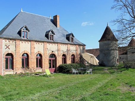 Exterior. Bright cottage in old orangery with garden and BBQ