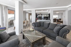 Een televisie, een dvd-speler, een tafeltennistafel en een stereo