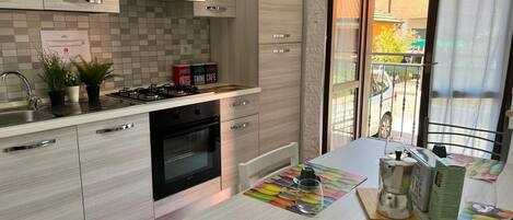 Mikrobølgeovn, ovn, kokeplater og kaffetrakter/tekoker