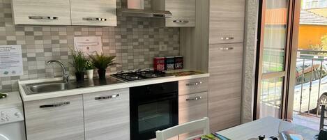 Mikrowelle, Ofen, Herdplatte, Wasserkocher mit Kaffee-/Teezubehör