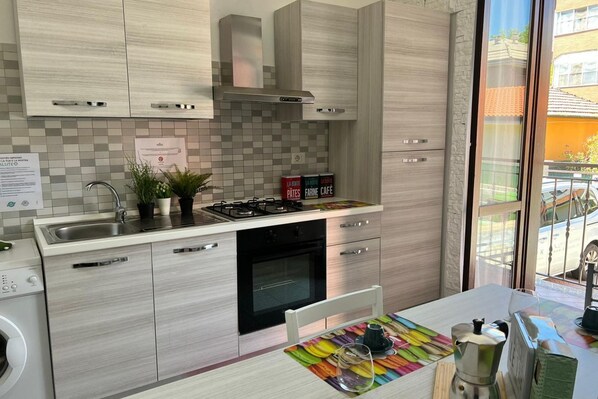 Een magnetron, een oven, een kookplaat, een koffiezetapparaat/waterkoker